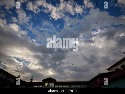 Katmandou, Bagmati, Népal.6 décembre 2021.Les oiseaux volent tandis que les nuages survolent le ciel de Katmandou, au Népal, le 6 décembre 2021.(Image de crédit : © Sunil Sharma/ZUMA Press Wire) Banque D'Images