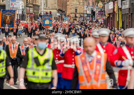 Des milliers de membres participent aux marches d'Orange, célébrant le 200e anniversaire de la première parade de la bataille de Boyne, qui est estimée à environ 13,225 participants.Crédit: Euan Cherry Banque D'Images