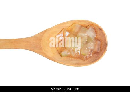 Morceaux pelés d'aloe vera dans une cuillère en bois isolée sur fond blanc Banque D'Images