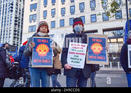 Londres, Royaume-Uni.4 décembre 2021.Des manifestants se sont rassemblés devant le siège social de Shell à Londres pour protester contre l'explosion sismique du géant pétrolier sur la côte sauvage d'Afrique du Sud, qui dévaster la faune et les écosystèmes marins. Banque D'Images