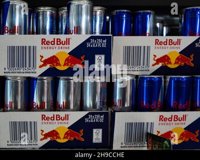 Boîtes de boîtes de boisson énergétique Red Bull en aluminium dans le magasin.Red Bull est la boisson énergétique la plus populaire au monde Banque D'Images