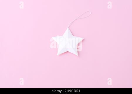 Étoile de papier blanc sur fond rose Banque D'Images