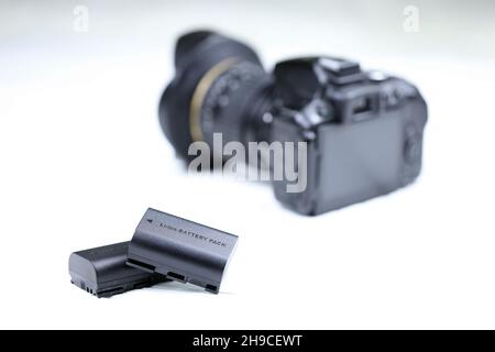 KHARKOV, UKRAINE - 14 MARS 2021 : batteries Kastar au lithium-ion ou au lithium-ion pour photocameras DSLR modernes sur table en bois blanc Banque D'Images