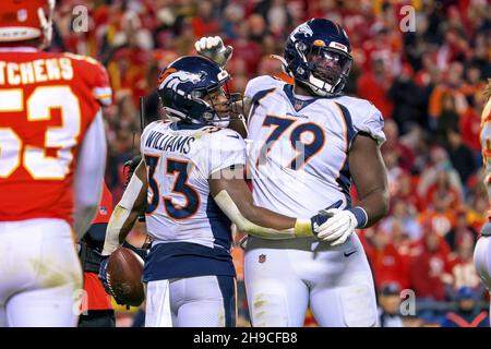 Kansas City, États-Unis.06e décembre 2021.Denver Broncos en arrière Javonte Williams (33) fête avec le centre Lloyd Cushenberry (79) après avoir obtenu un contre-score contre les Kansas City Chiefs dans le quatrième quart du stade Arrowhead à Kansas City, Mo, le dimanche 05 décembre 2021.Photo de Kyle Rivas/UPI crédit: UPI/Alay Live News Banque D'Images