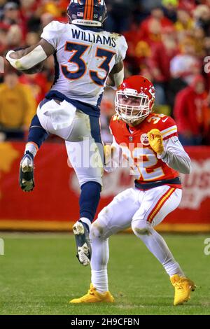 Kansas City, États-Unis.06e décembre 2021.Sécurité libre des chefs de Kansas City Tyrann Mathieu (32) repousse les Broncos de Denver qui reviennent Javonte Williams (33) hors limites dans le quatrième trimestre au stade Arrowhead à Kansas City, Missouri, le dimanche 05 décembre 2021.Photo de Kyle Rivas/UPI crédit: UPI/Alay Live News Banque D'Images