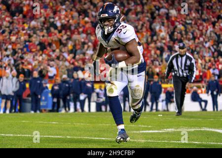 Kansas City, États-Unis.06e décembre 2021.Denver Broncos en arrière Javonte Williams (33) court pour un touchdown contre les Denver Broncos dans le quatrième trimestre à Arrowhead Stadium à Kansas City, Mo le dimanche 05 décembre 2021.Photo de Kyle Rivas/UPI crédit: UPI/Alay Live News Banque D'Images