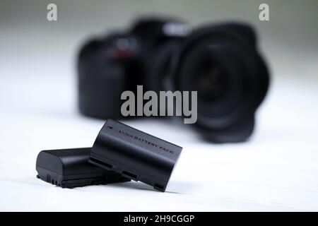 KHARKOV, UKRAINE - 14 MARS 2021 : batteries Kastar au lithium-ion ou au lithium-ion pour photocameras DSLR modernes sur table en bois blanc Banque D'Images