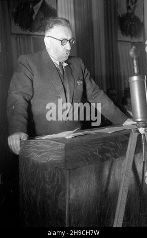 Varsovie, 1947-10-04.Uroczysta akademia W Klubie Ministerstwa Bezpieczeñstwa Publicznego z okazji trzeciej rocznicy powstania Milicji Obywatelskiej (Mo).NZ. Przemówienie wicemarsza³ka Sejmu Wac³awa Barcikowskiego. wb/gr PAPVarsovie, le 10 octobre 1947.Une académie dans un club du ministère de la sécurité publique marquant le 3e anniversaire de la Milice du citoyen (Mo).Photo : conférencier adjoint de Sejm, Waclaw Barcikowski, prenant la parole. wb/gr PAP Banque D'Images