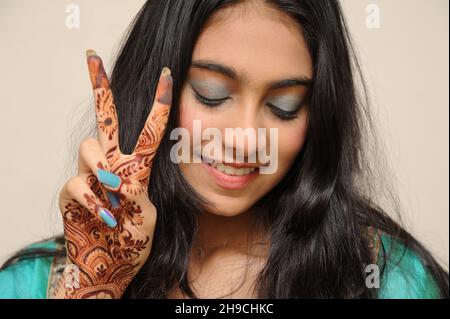 Mumbai Maharashtra Inde Asie juillet 24 2021 Portrait de la belle jeune fille indienne asiatique montrant deux doigts ou une victoire Banque D'Images