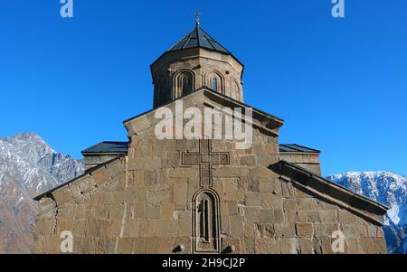 Célèbre église de la Trinité de Gergeti sous le mont Kazbek en hiver.Géorgie Banque D'Images