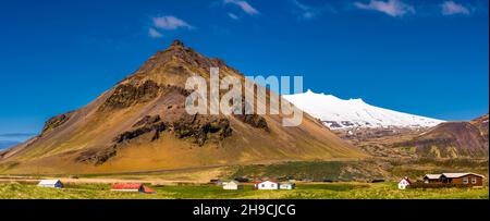 Pic volcanique du mont Stapafell et bord du glacier Snaefellsjokull aux falaises d'Arnarstapi, péninsule de Snaefellsnes, Islande Banque D'Images
