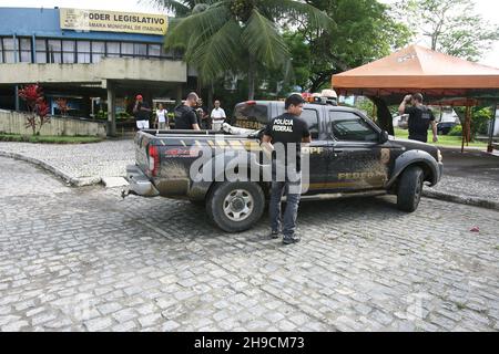 Itabuna, bahia, brésil - 13 décembre 2011 : agent de la police fédérale pendant une opération de police dans la ville d'Itabuna. Banque D'Images