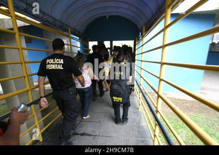 Itabuna, bahia, brésil - 13 décembre 2011 : agent de la police fédérale pendant une opération de police dans la ville d'Itabuna. Banque D'Images