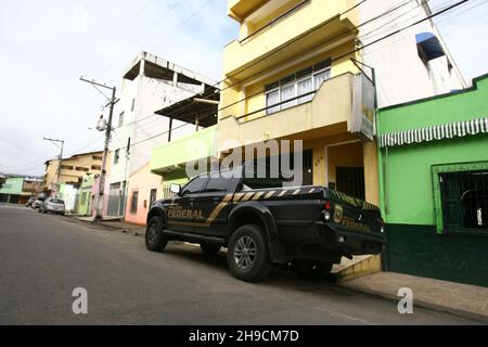 Itabuna, bahia, brésil - 13 décembre 2011 : agent de la police fédérale pendant une opération de police dans la ville d'Itabuna. Banque D'Images