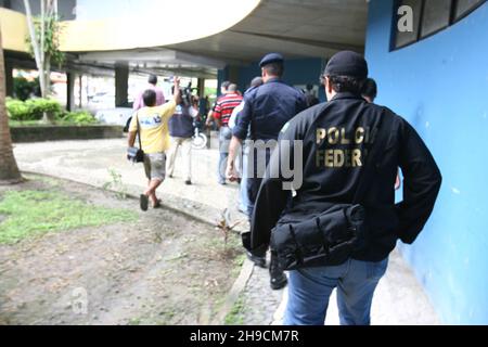 Itabuna, bahia, brésil - 13 décembre 2011 : agent de la police fédérale pendant une opération de police dans la ville d'Itabuna. Banque D'Images