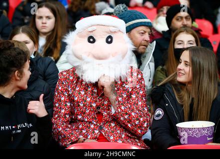 LONDRES, Angleterre - DÉCEMBRE 05 : un fan portant un masque de père Noël lors de la finale 2021 de la coupe de football féminin Vitality entre Arsenal et Chelsea au stade Wembley, Banque D'Images