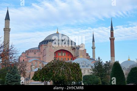 ISTANBUL / TURQUIE - DEZEMBER 10, 2019: Musée Ayasofya (Hagia Sophia) dans le parc du Sultan Ahmet à Eminonu, Istanbul, Turquie Banque D'Images