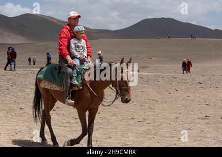 Père et fils arrivant à cheval au festival de Murghab Horse, Tadjikistan en août 2019 Banque D'Images