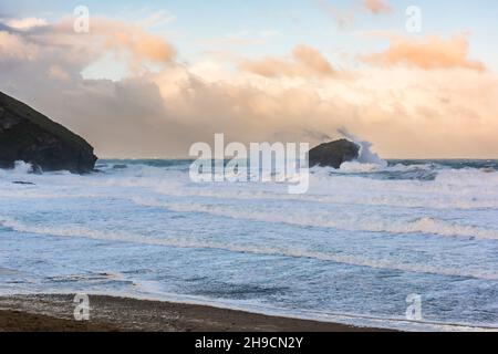 Vagues pendant la tempête Arwen s'écrasant au-dessus de Gull Rock à Portreath Beach, Cornwall, Royaume-Uni Banque D'Images