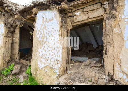 La vieille maison était en ruine. Ruines d'une maison faite de roche de coquillages, de paille et d'argile dans le village. Vieux village pauvre. Banque D'Images