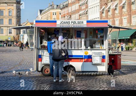 Kiosque traditionnel pour les hot dogs à Copenhague, Danemark Banque D'Images