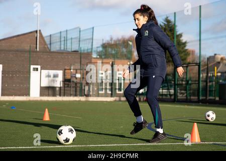 Blackburn Rovers milieu de terrain Millie Chandarana lors d'une compétition de football communautaire gratuite par Indian Gymkahana et Super5 League pour les femmes et les filles d'Asie du Sud Banque D'Images