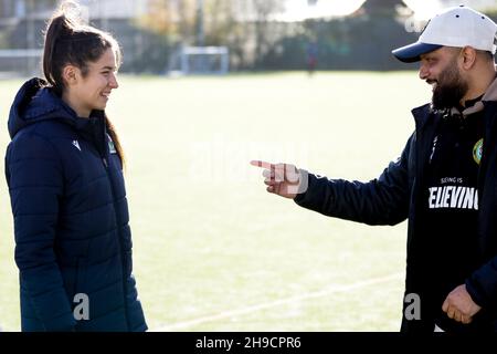 Milieu de terrain de Blackburn Rovers Millie Chandarana avec le fondateur de Super5 Shazz Mattaz lors d'un événement de football communautaire gratuit par Indian Gymkahana et Super5 Leagu Banque D'Images