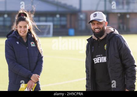 Milieu de terrain de Blackburn Rovers Millie Chandarana avec le fondateur de Super5 Shazz Mattaz lors d'un événement de football communautaire gratuit par Indian Gymkahana et Super5 Leagu Banque D'Images