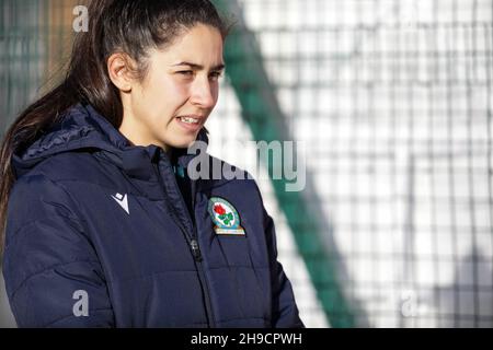 Blackburn Rovers milieu de terrain Millie Chandarana lors d'une compétition de football communautaire gratuite par Indian Gymkahana et Super5 League pour les femmes et les filles d'Asie du Sud Banque D'Images