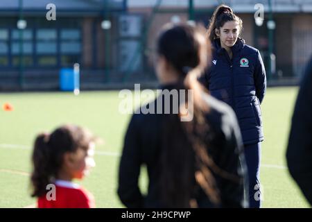 Blackburn Rovers milieu de terrain Millie Chandarana lors d'une compétition de football communautaire gratuite par Indian Gymkahana et Super5 League pour les femmes et les filles d'Asie du Sud Banque D'Images