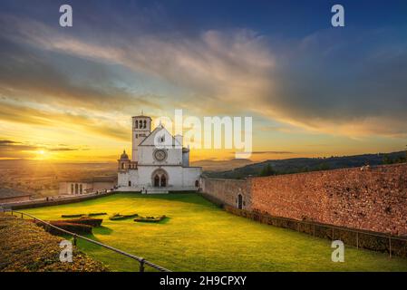 Église haute de la basilique d'Assise, San Francesco ou Saint François au coucher du soleil.Pérouse, Ombrie, Italie, Europe. Banque D'Images