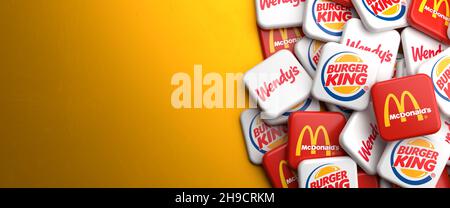 Logos des chaînes de restauration rapide américaines concurrentes McDonald's, Burger King et Wendy's sur une tas de tableaux.Copier l'espace.Format de bannière Web. Banque D'Images