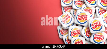 Logos de la chaîne de restauration rapide américaine Burger King sur un tas sur une table.Copier l'espace.Format de bannière Web. Banque D'Images