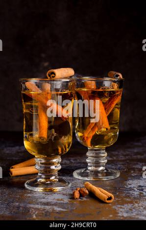 Boisson chaude au vin chaud et à la cannelle dans deux tasses en verre avec vapeur blanche.Dark moody boire encore la vie. Banque D'Images