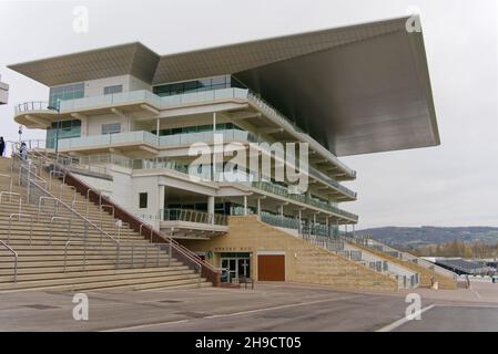 Cheltenham Angleterre Royaume-Uni novembre 24 2021 Grand-stand du spectateur principal surplombant la piste de course Banque D'Images