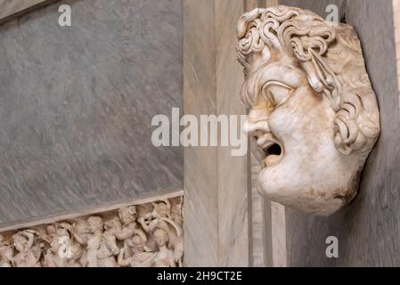 Gros plan sur le profil de l'ancien masque romain représentant un visage mâle en colère Banque D'Images