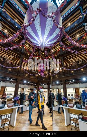 Londres, Royaume-Uni.6 décembre 2021.Une vue générale des décorations de Noël dans le magasin Liberty en forme de ballon à air chaud suspendu géant, qui porte un message « choisi avec amour, estampillé avec magie ».Les clients doivent se préparer à la période de vente de Noël, avec pour toile de fond un nombre croissant de caisses Omicron.Credit: Stephen Chung / Alamy Live News Banque D'Images