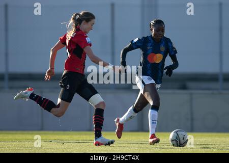 Stade de Vismara, Milan, Italie, 05 décembre 2021,Njoya Ajara Nchout (FC Internazionale) et Christy Grimshaw (AC Milan) se battent pour le ballon pendant Un Banque D'Images