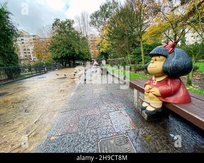 Oviedo, Espagne - 29 novembre 2021 : statue du caractère de Mafalda à Oviedo, Espagne.C'est un hommage à Quino et il est situé au parc de San Francisco. Banque D'Images