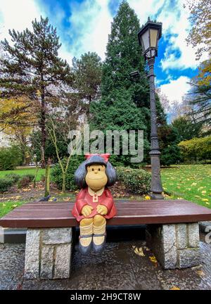 Oviedo, Espagne - 29 novembre 2021 : statue du caractère de Mafalda à Oviedo, Espagne.C'est un hommage à Quino et il est situé au parc de San Francisco. Banque D'Images