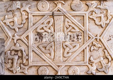 Gros plan sur un mur en marbre sculpté décoré d'un motif médiéval Banque D'Images