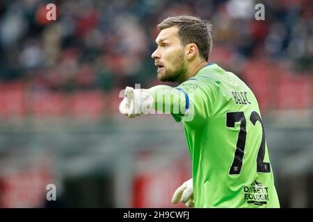 Milan, Italie.04e décembre 2021.VID Belec (gardien de but de Salerntana) pendant la série Un match 2021-2022 jour 16 entre AC Milan et Salerntana au stade San Siro.AC Milan remporte 2-0 (photo de Fabrizio Andrea Bertani/Pacific Press) crédit: Pacific Press Media production Corp./Alay Live News Banque D'Images