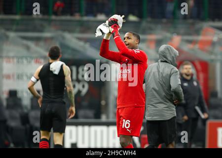 Milan, Italie.04e décembre 2021.Mike Maignan (gardien de but de Milan) salue les fans à la fin du match de football entre AC Milan et Salerntana au stade San Siro.AC Milan remporte 2-0 (photo de Fabrizio Andrea Bertani/Pacific Press) crédit: Pacific Press Media production Corp./Alay Live News Banque D'Images