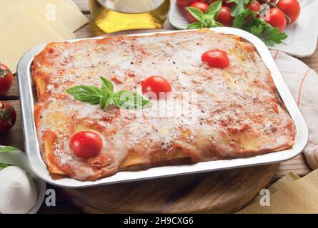 Lasagnes italiennes sur la table Banque D'Images