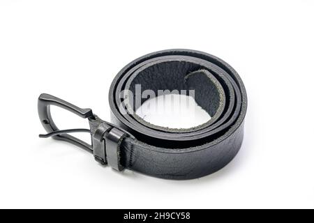 Ceinture en cuir véritable noir pour hommes isolée sur fond blanc avec chemin de coupure inclus Banque D'Images