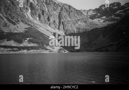 Zakopane, 1947-09.Tatry Wysokie.NZ.G¹sienicowy Staw Czarny.Z prawej widoczny szczyt Kozi Wierch. po/mgs PAP Dok³adny dzieñ wydarzenia nieustalony.Zakopane, 1947 septembre.Montagnes High Tatra.Photo : Czarny Staw Gasienicowy tarn. po/mgs PAP Banque D'Images