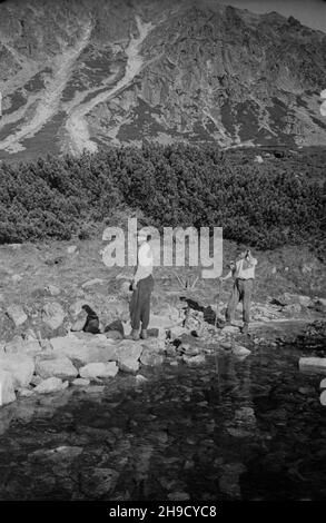 Zakopane, 1947-09.Tatry Wysokie.turyœci nad brzegiem Czarnego Stawu G¹sienicowego. po/mgs PAP Dok³adny dzieñ wydarzenia nieustalony.Zakopane, 1947 septembre.Montagnes High Tatra.Photo : à Czarny Staw Gasienicowy tarn. po/mgs PAP Banque D'Images