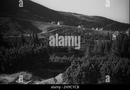 Zakopane, 1947-09.Tatry Wysokie.NZ. Chaty góralskie na zboczu Hali G¹sienicowej. po/mgs PAP Dok³adny dzieñ wydarzenia nieustalony.Zakopane, 1947 septembre.Montagnes High Tatra.Photo : chalets de higlanders dans le pâturage de Hala Gasienicowa. po/mgs PAP Banque D'Images