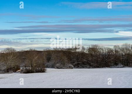 vue sur un champ enneigé avec un poste de chasseur sur l'alb souabe en hiver Banque D'Images