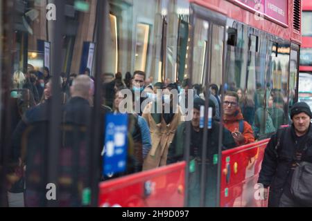 Les clients se retrouvent dans les fenêtres de bus lorsqu'ils marchent sur Oxford Street, dans le centre de Londres, le premier samedi. Banque D'Images